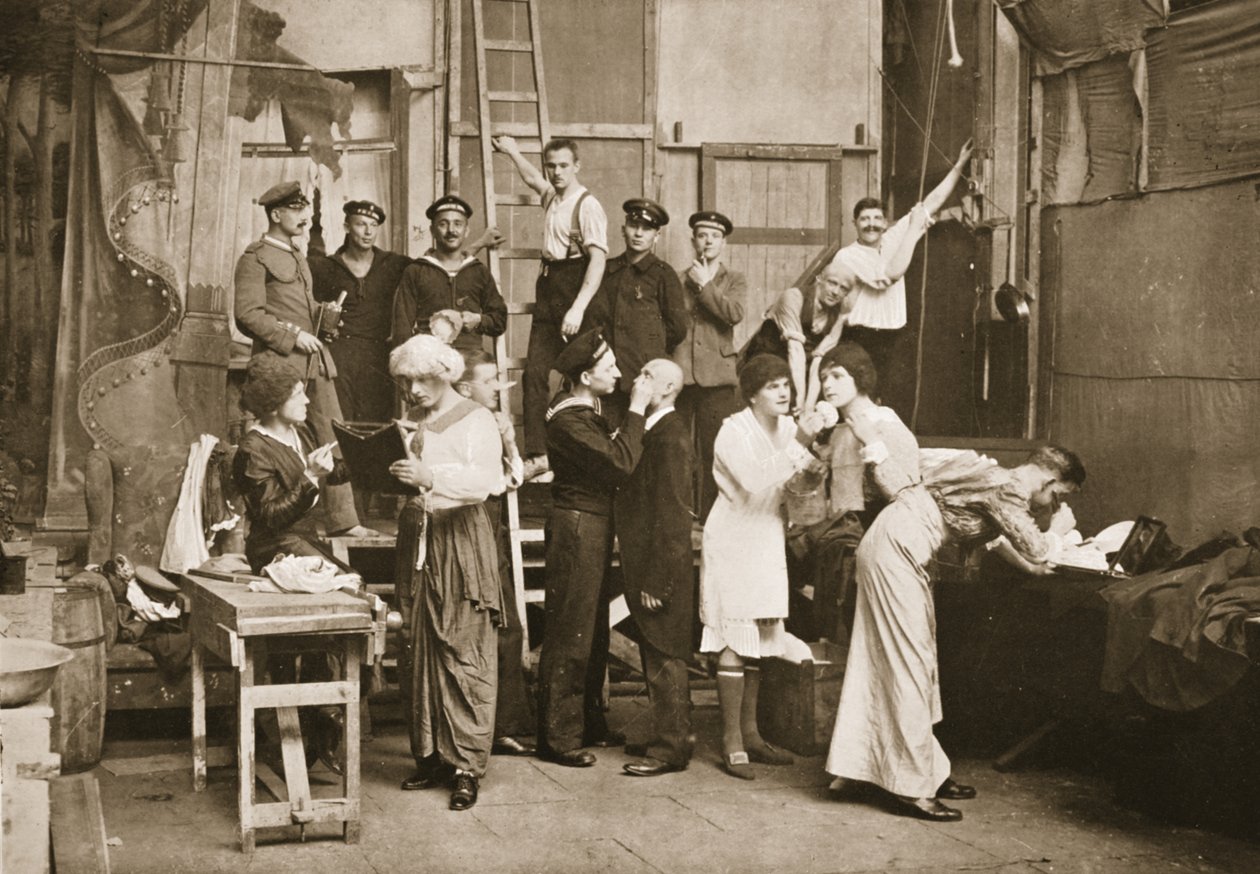 Bakom kulisserna: Förberedelser för amatörteater, Handforth, illustration från tyska fångar i Storbritannien (fotogravyr) av English Photographer