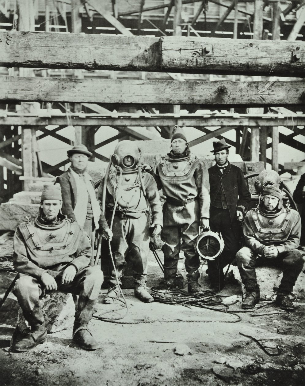 Blackfriars Bridge: byggnadsarbetare poserar med utrustning, 1869 av English Photographer