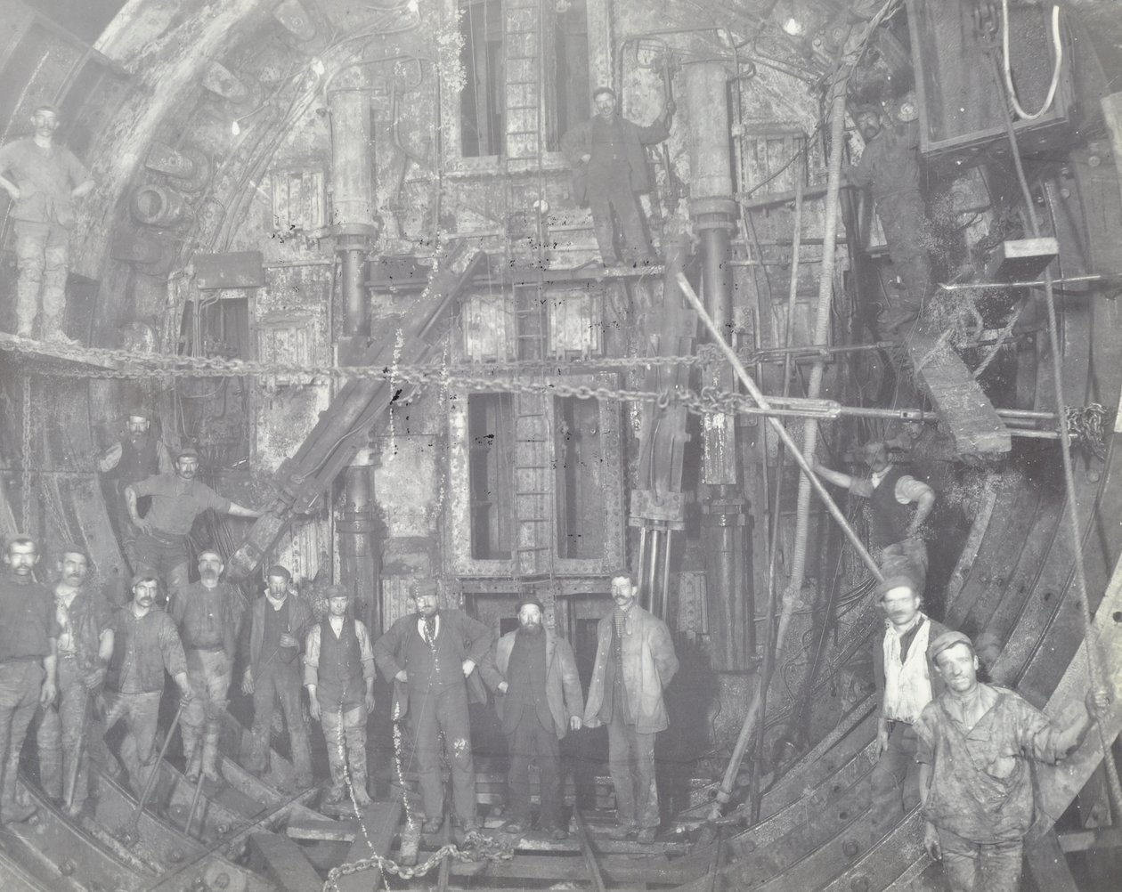 Blackwall Tunnel: en grupp arbetare står i luftslussen, 1894 av English Photographer