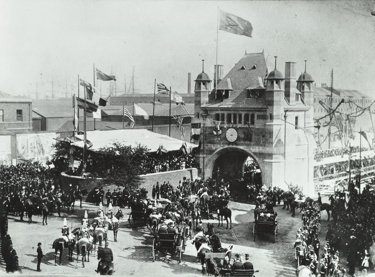 Blackwall Tunnel: hästdragna vagnar passerar genom den ceremoniella ingången till tunneln, 1897 av English Photographer