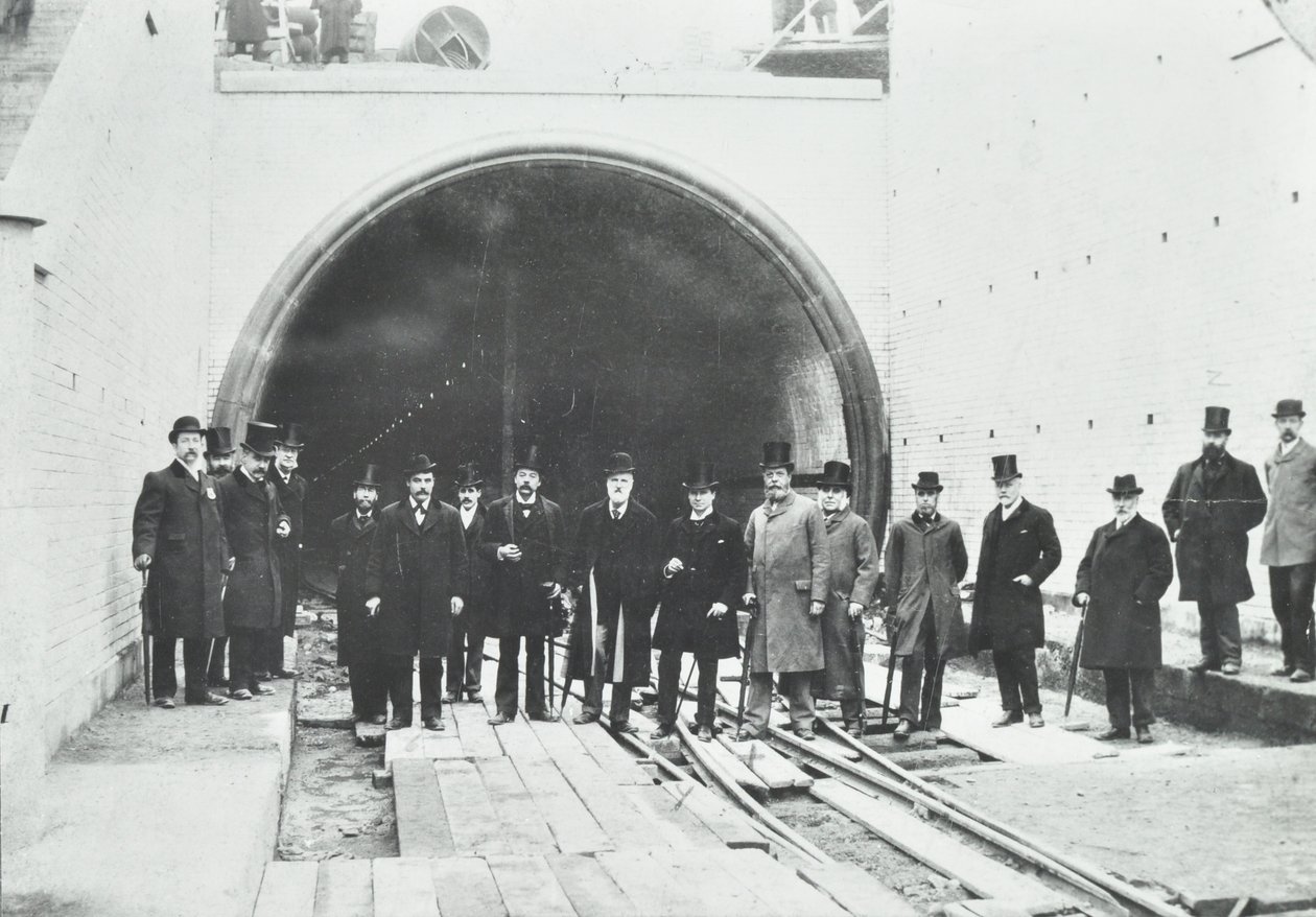 Blackwall Tunnel: Inspektion av den undervatteniga delen av dignitärer, 1895 av English Photographer