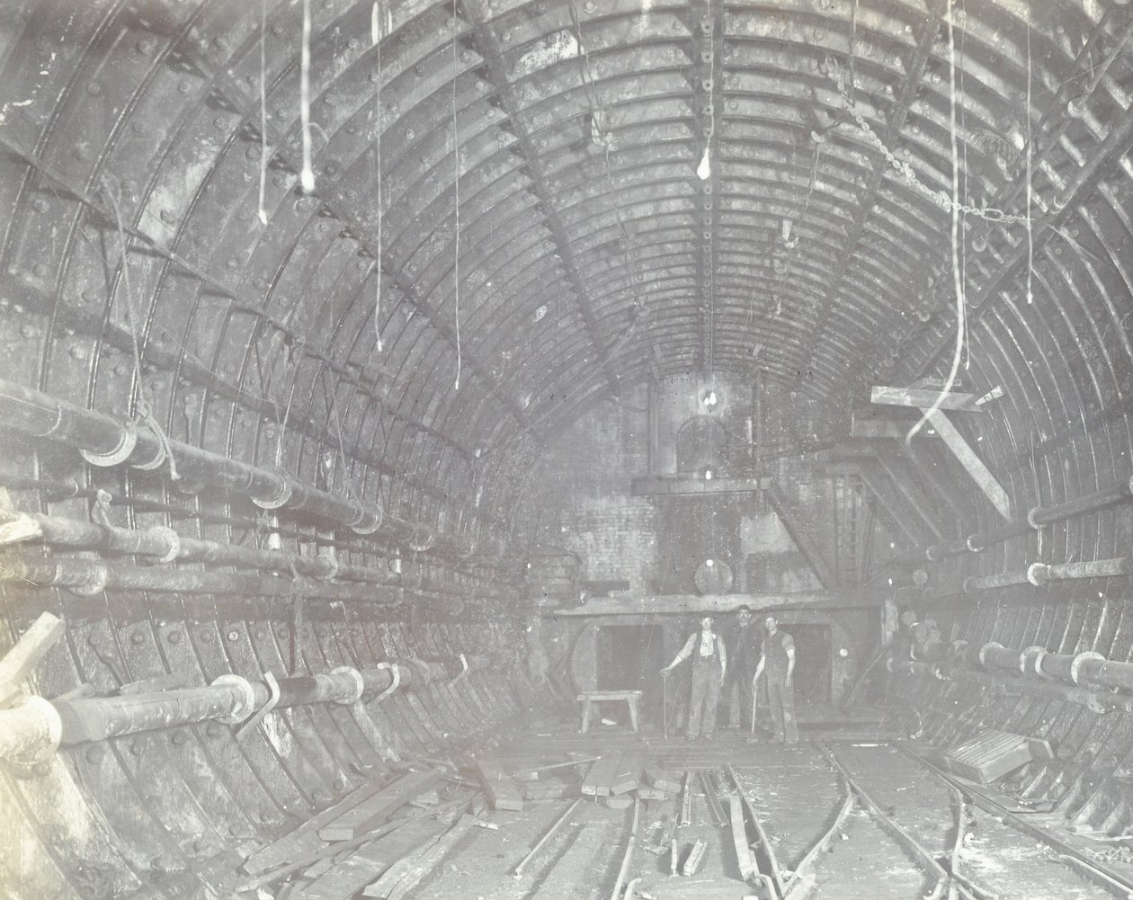 Blackwall Tunnel: två män står i luftslussen, 1894 av English Photographer