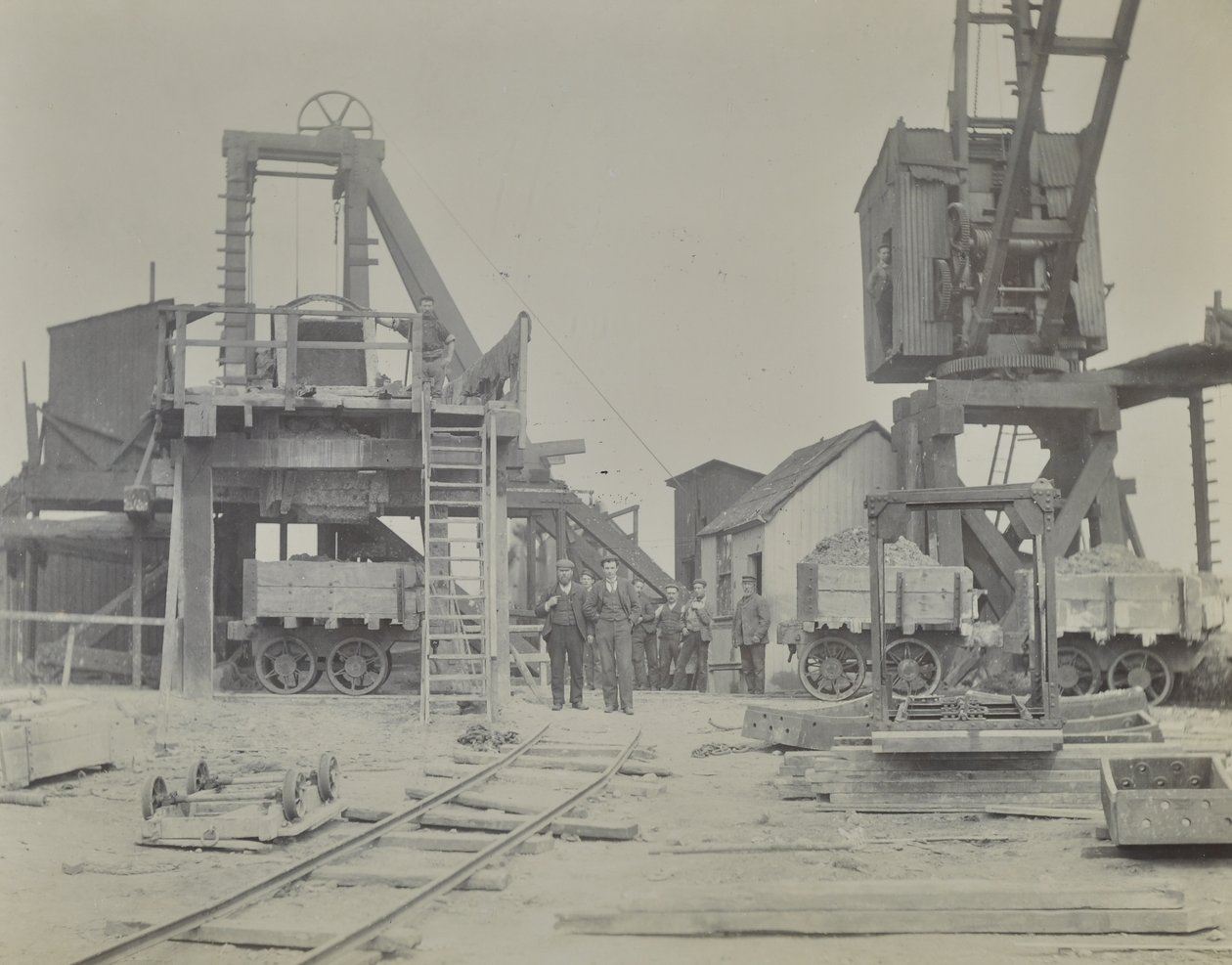 Blackwall tunnel: schakt och arbetare under byggandet av tunneln, 1893 av English Photographer