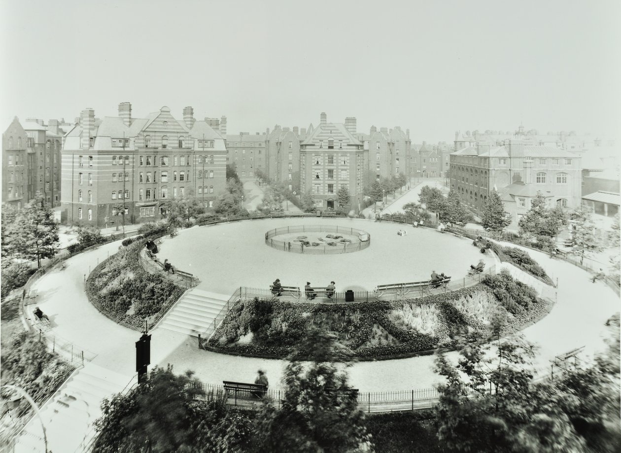 Boundary Estate: Arnold Circus, utsikt över offentliga trädgårdar och lägenheter, London av English Photographer