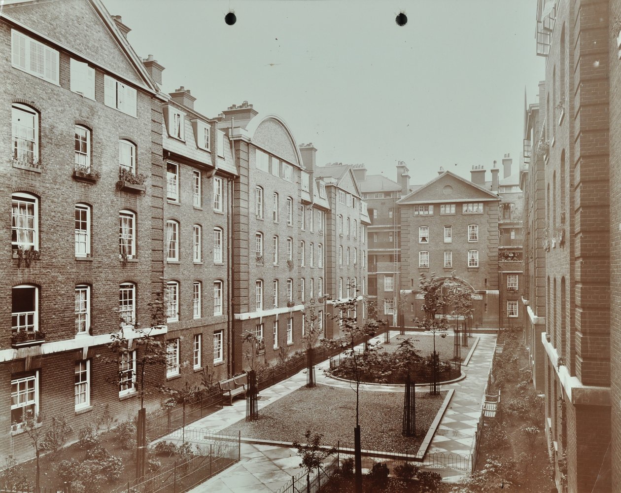 Bourne Estate: formell innergårdsträdgård, London av English Photographer