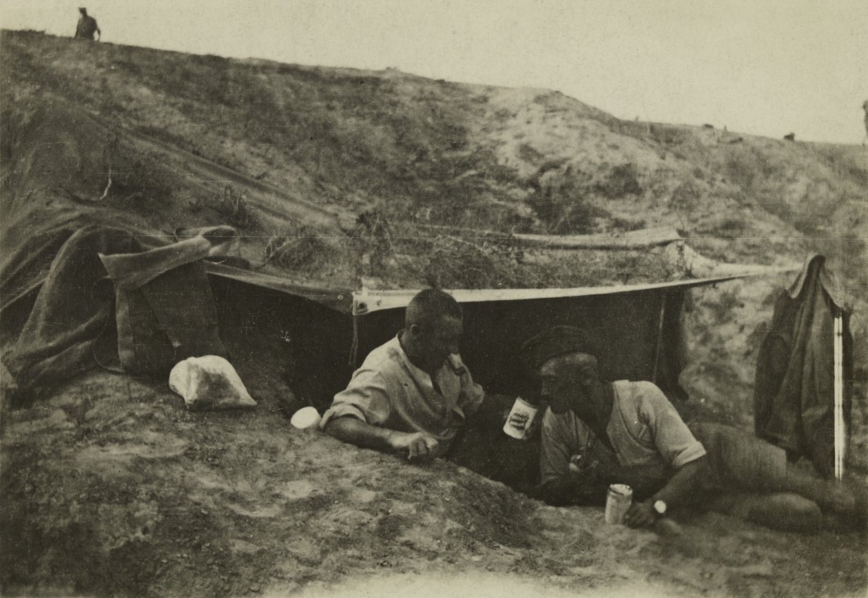 Brittiska soldater i tjänst vid ett läger i Tel-el-Jemi, Palestina, oktober 1917 (s/v foto) av English Photographer