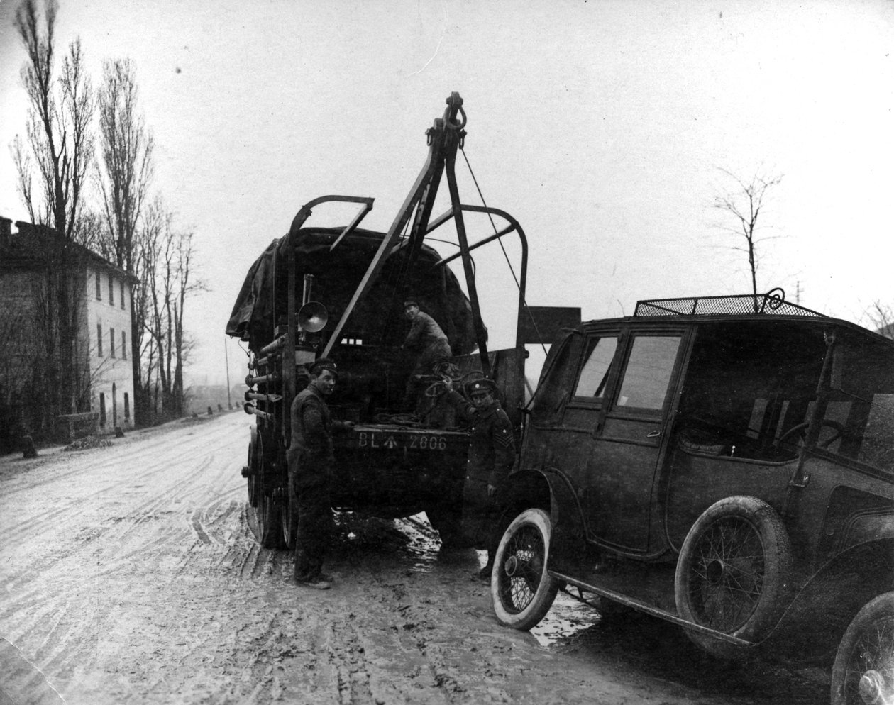 Brittiska soldater bogserade ett motorfordon i Italien under första världskriget (bw-bild) av English Photographer