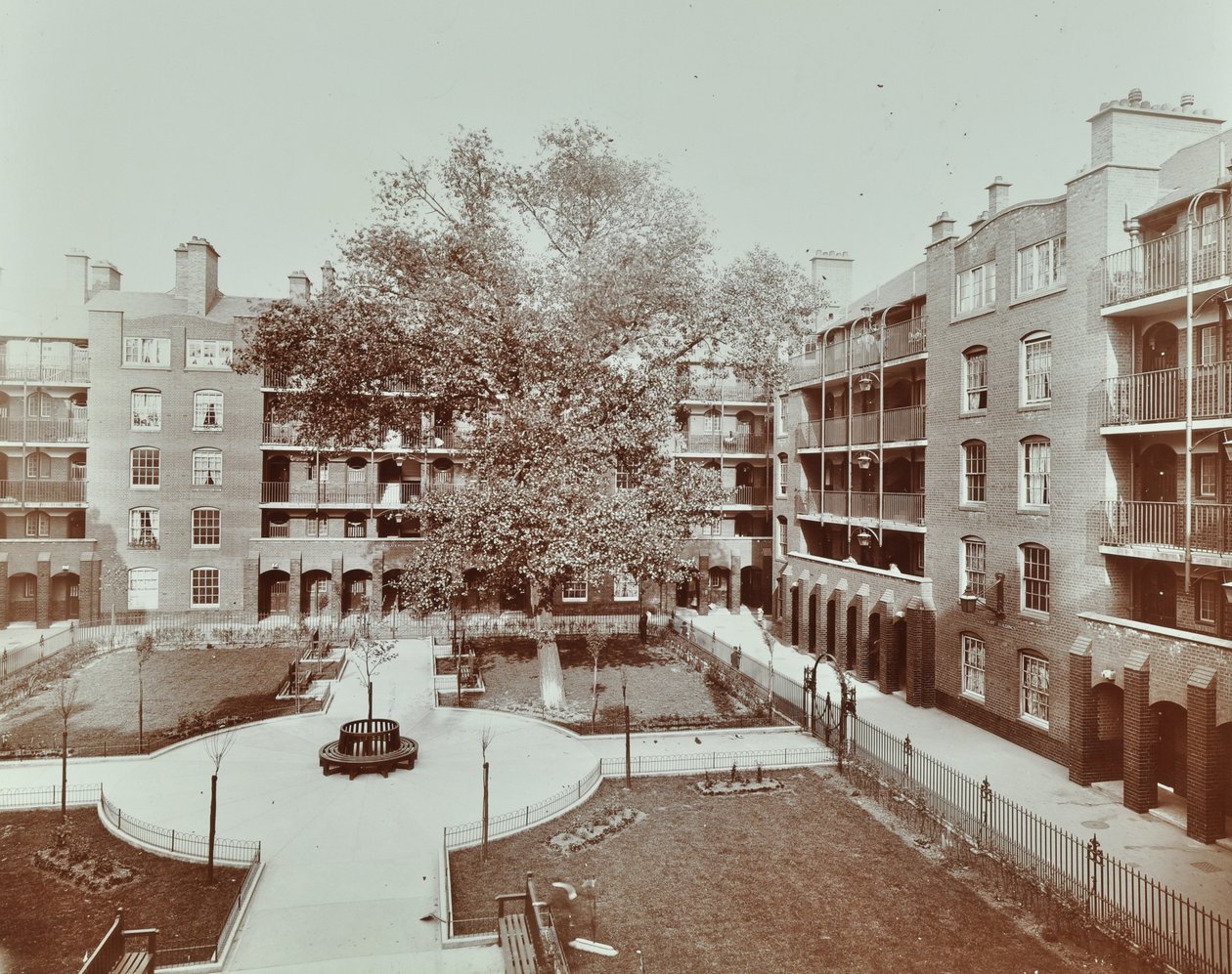 Caledonian Road Buildings: utsikt över innergård, trädgårdar och lägenheter, London av English Photographer