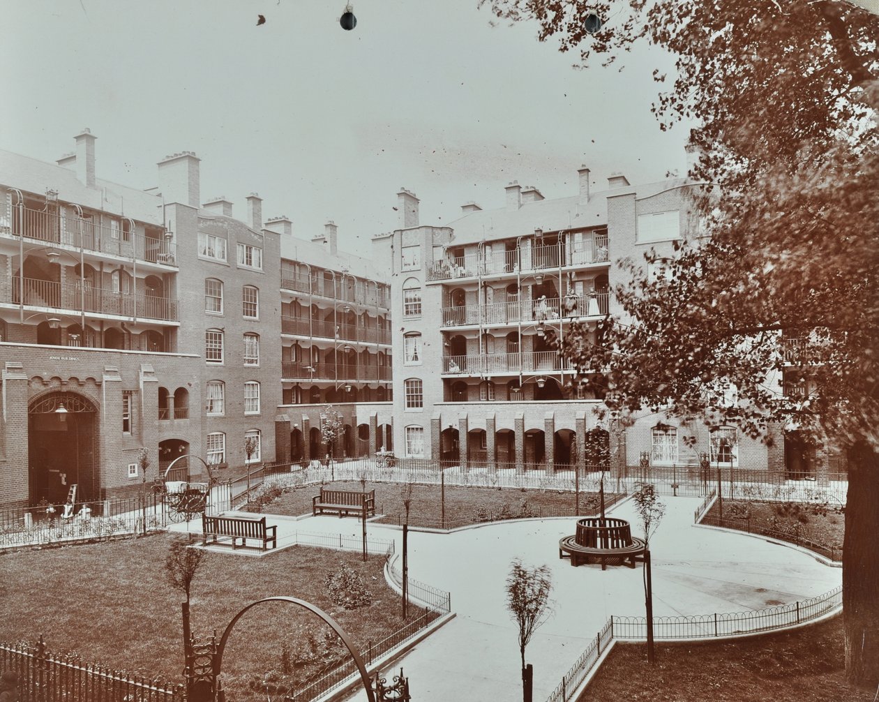 Caledonian Road Buildings: utsikt över innergård, trädgårdar och lägenheter, London av English Photographer