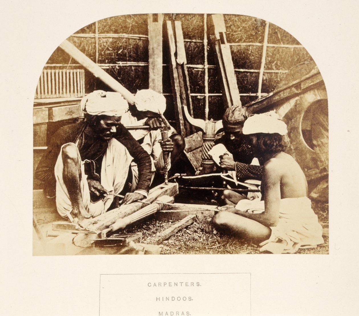Carpenters, Hindoos, Madras, från The People of India, av J. Forbes Watson, publicerad 1868 (albumtryck) av English Photographer