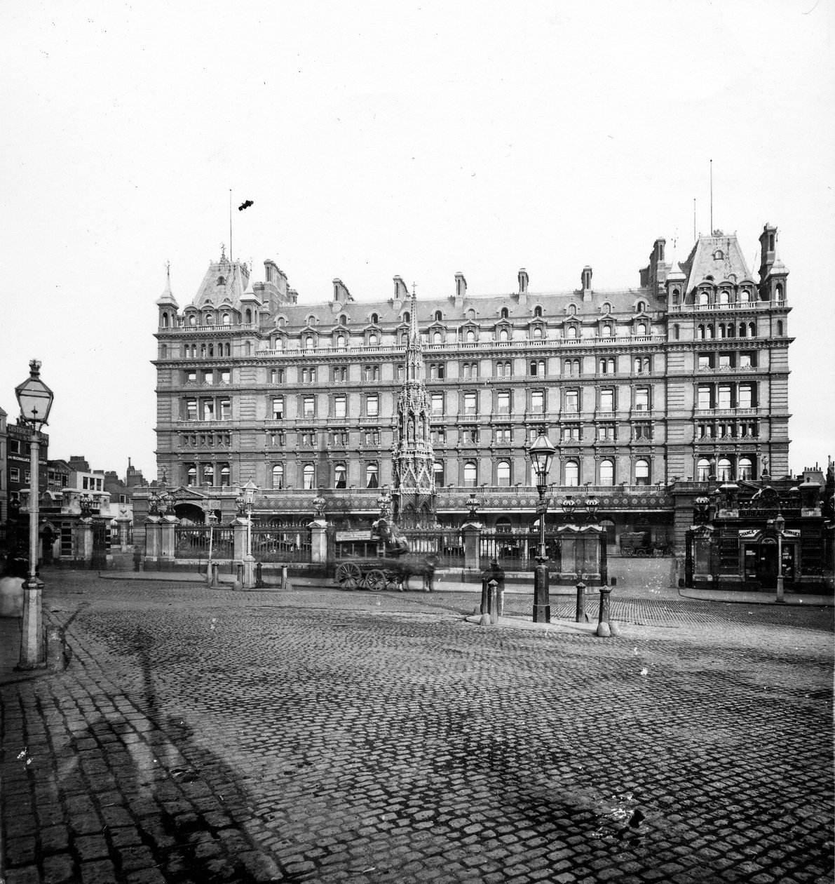 Charing Cross Station Hotel, ca 1890 (fotografi) av English Photographer