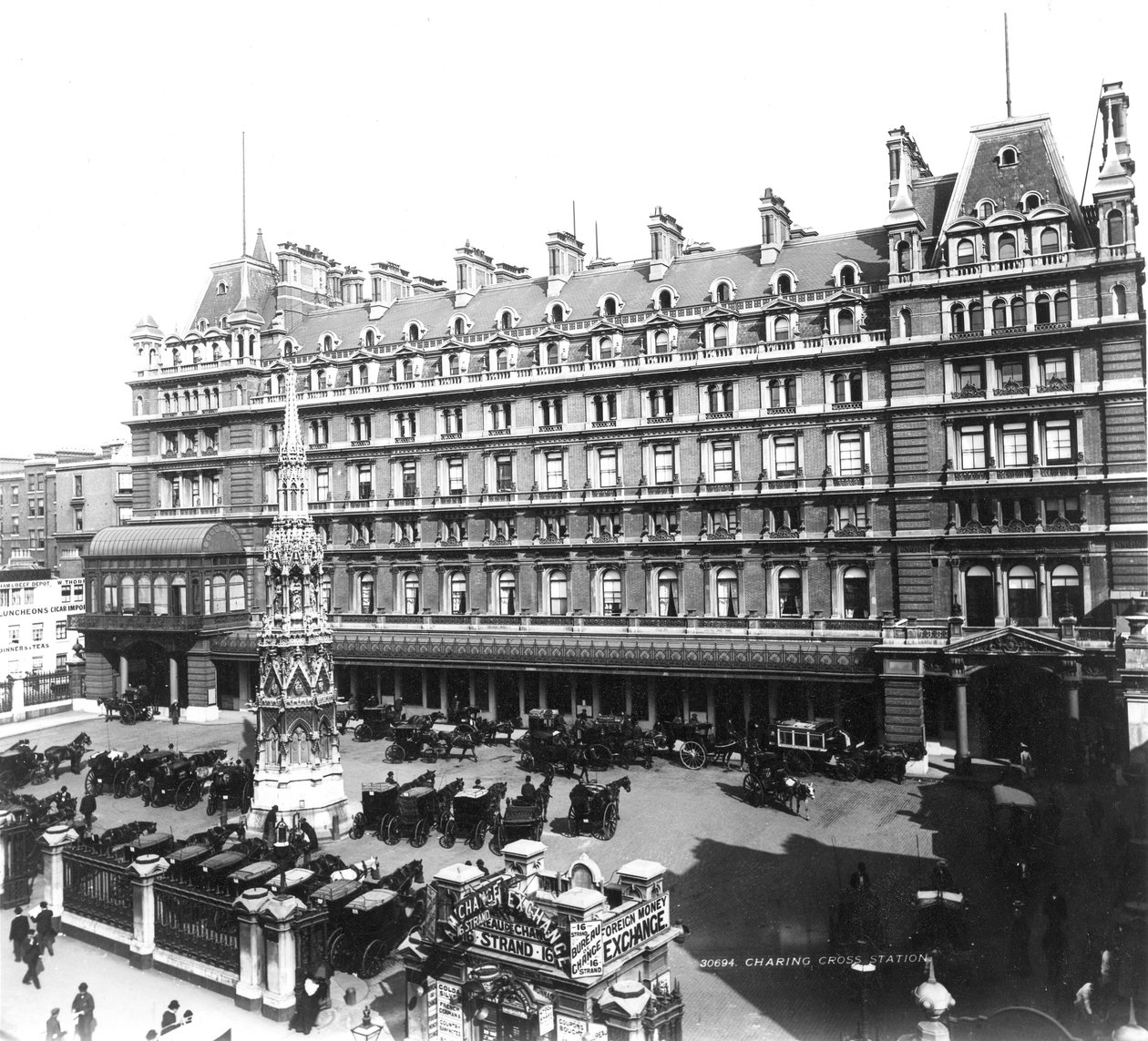 Charing Cross Station Hotel, ca 1890 (fotografi) av English Photographer