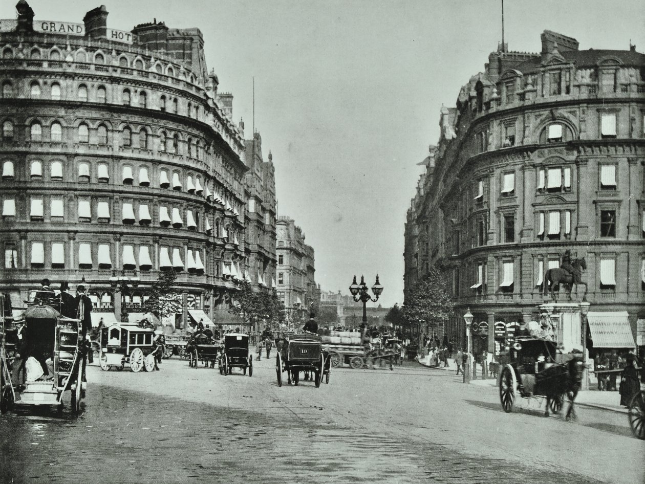 Charing Cross, Westminster LB: Northumberland Avenue från Trafalgar Square och Charing Cross, 1890 av English Photographer