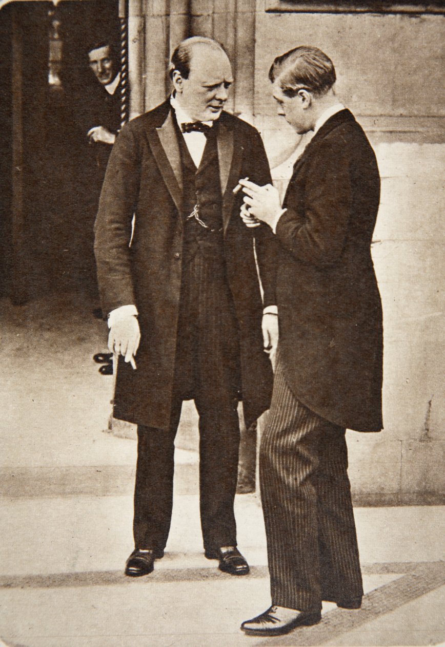 Chattar efter en lunchfest i underhuset: Mr. Churchill och H.R.H. Prinsen av Wales, 1919 (fotogravyr) av English Photographer