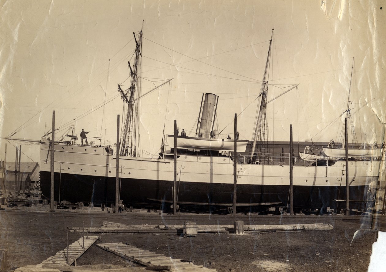 Kinesiska inkomstkryssaren "Li Kin" eller hennes systerskepp "Kai Pan" på lappen redo för sjösättning, 1888 av English Photographer