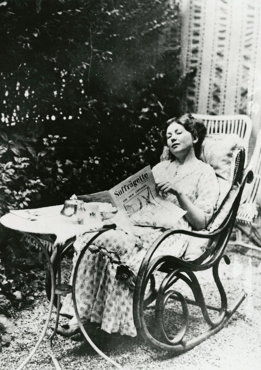 Christabel Pankhurst (1881-1969) läser en kopia av The Suffragette c.1905-14 av English Photographer