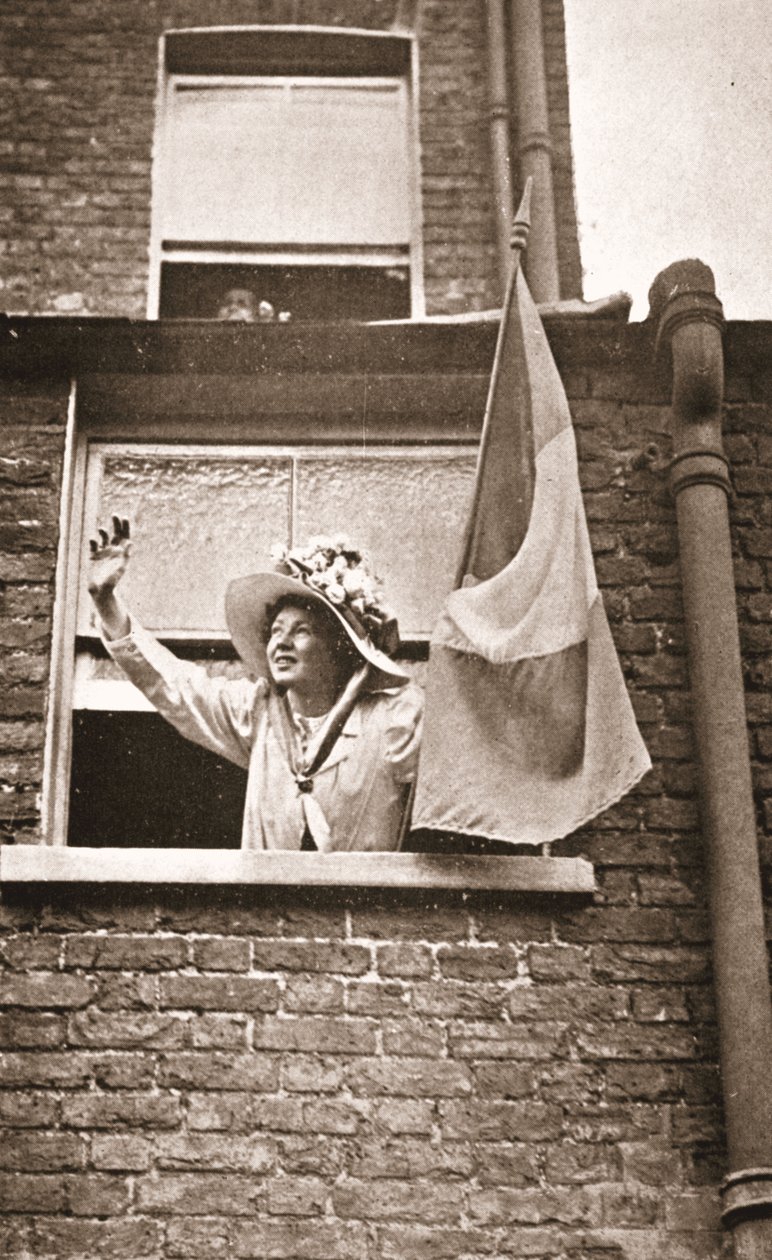 Christabel Pankhurst vinkar till de hungerstrejkande från ett hus med utsikt över Holloway-fängelset av English Photographer