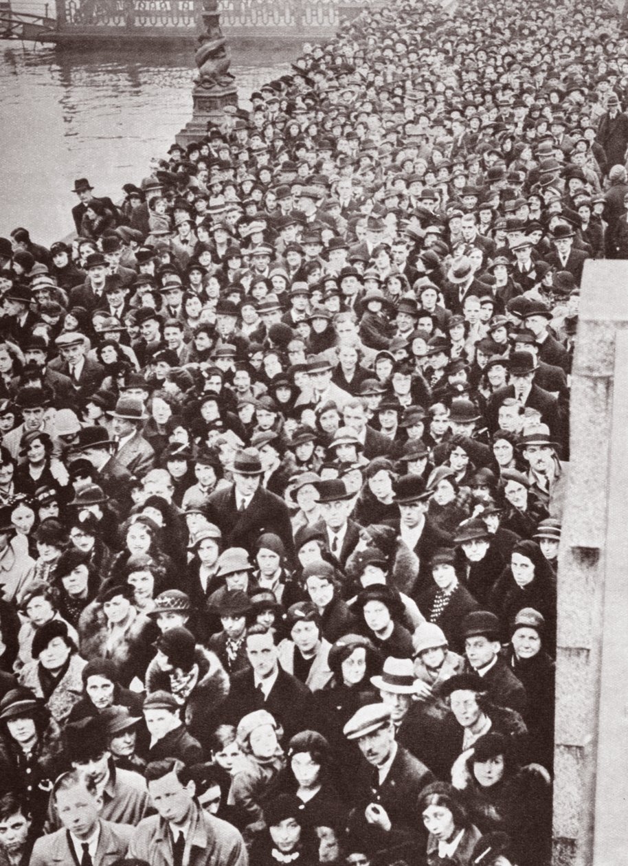 Folkmassor som väntar på tillgång till Westminster Hall, under liggande i delstaten George V, 1936 av English Photographer