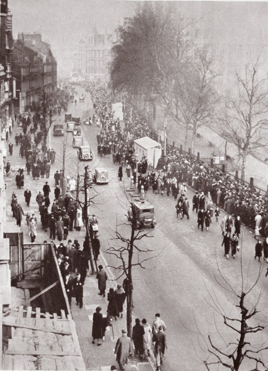 Folkmassor som väntar på tillgång till Westminster Hall, under liggande i delstaten George V, 1936 av English Photographer