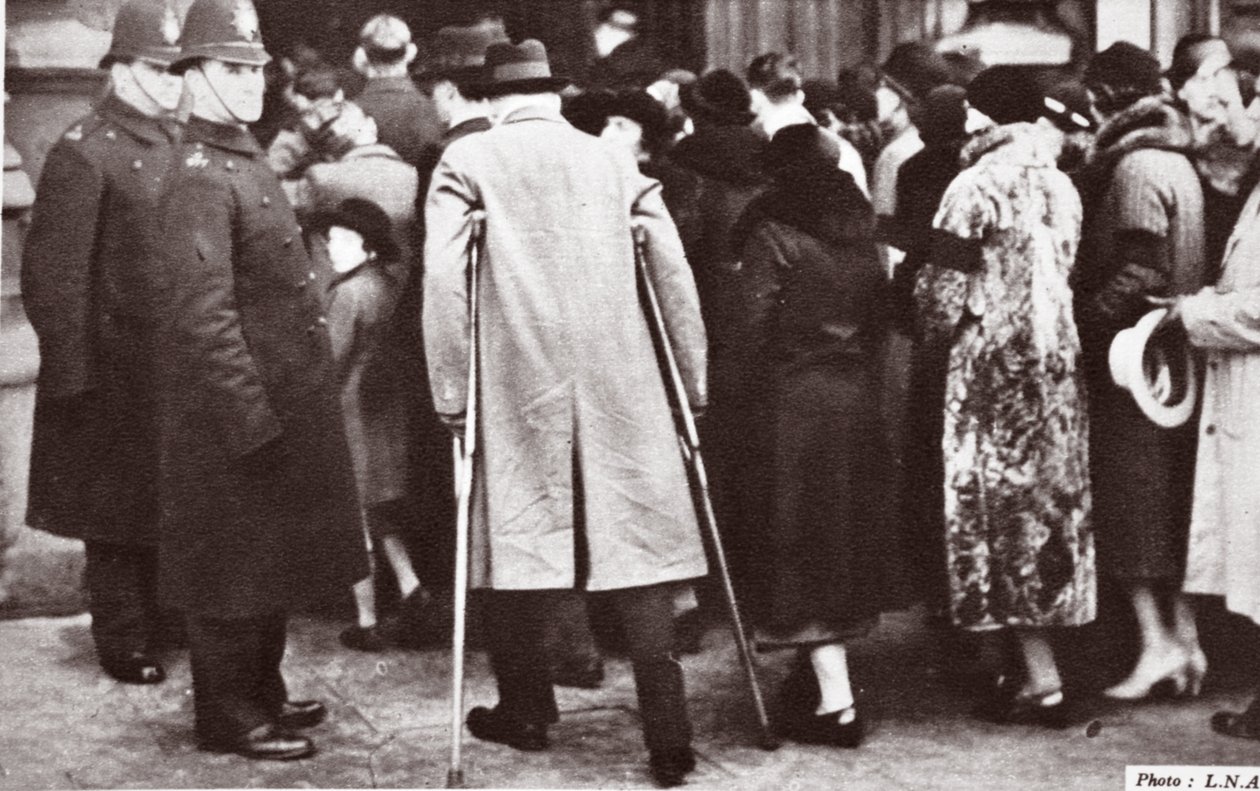 Folkmassor som väntar på tillgång till Westminster Hall, under liggande i delstaten George V, 1936 av English Photographer