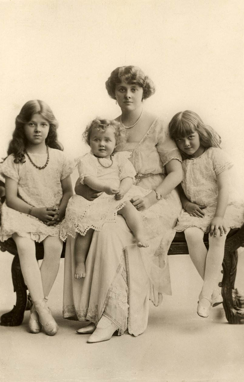 Daphne du Maurier som spädbarn (svartvitt foto) av English Photographer