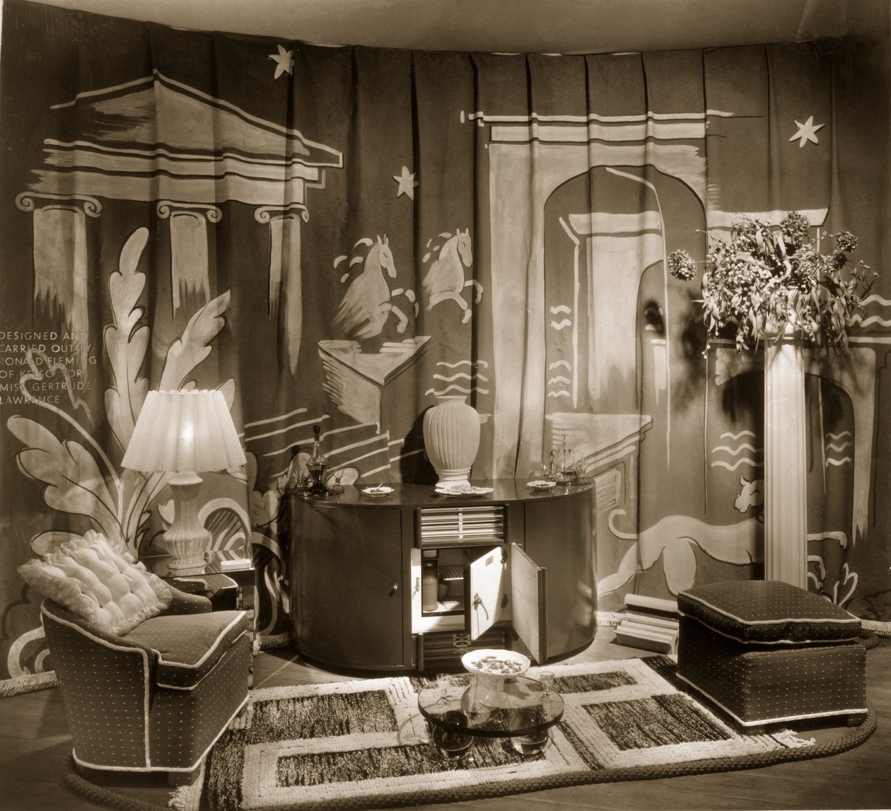 Dekorativ handelsmonter vid Dorland Hall med hängande textil, 1940-tal av English Photographer