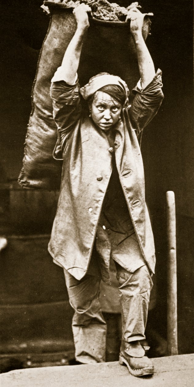 Levererar kol, tryck av Horace W. Nichols, ca 1916 (fotogravyr) av English Photographer