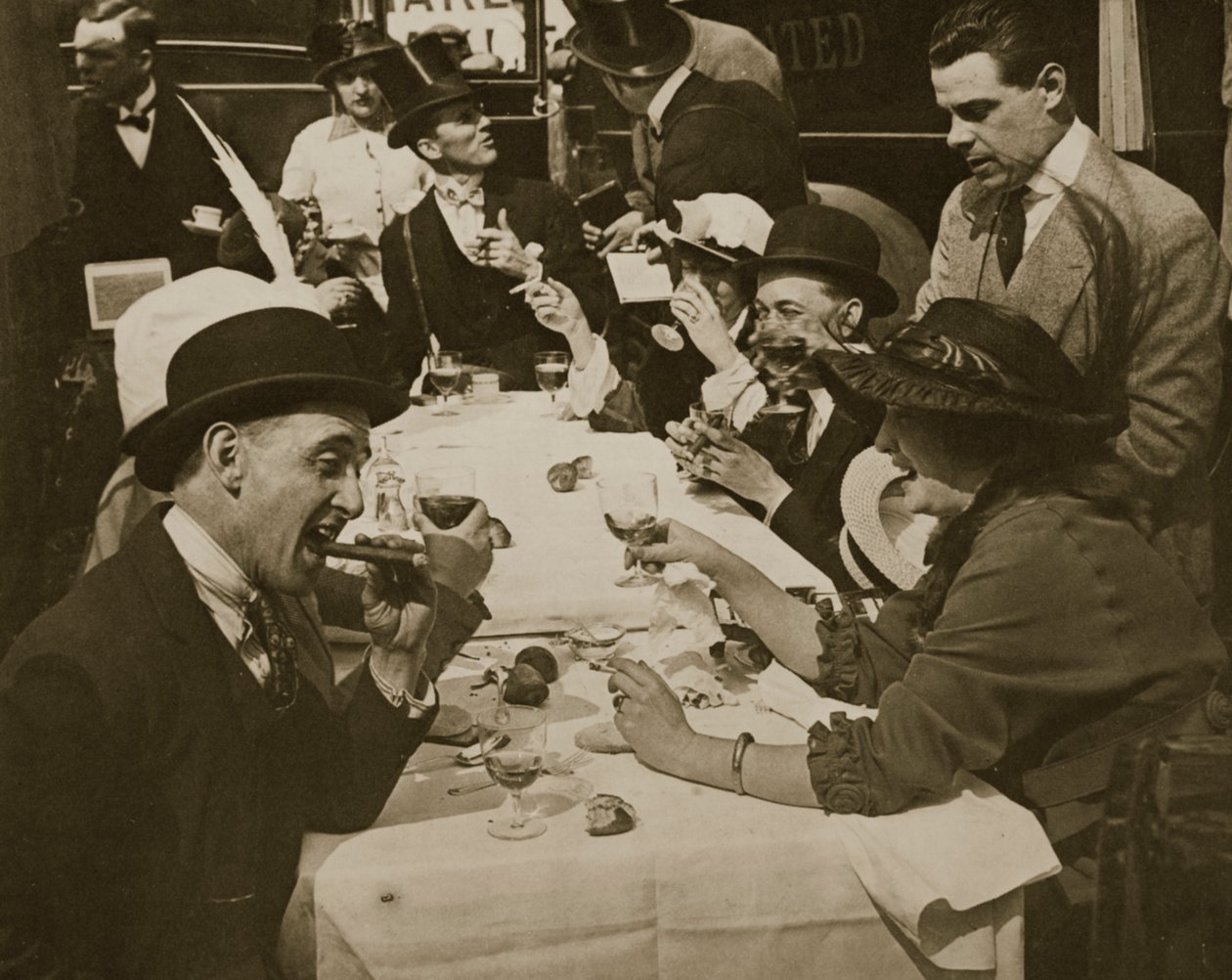 Derby Day lunchparty, tryck av Horace W. Nichols, ca 1910 (fotogravyr) av English Photographer
