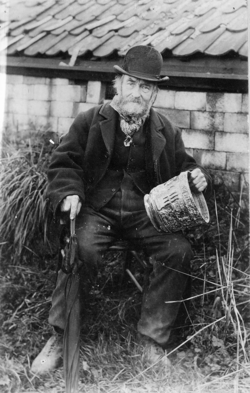 Edward Bingham håller i en av sina Castle Hedingham Ware-designer av English Photographer