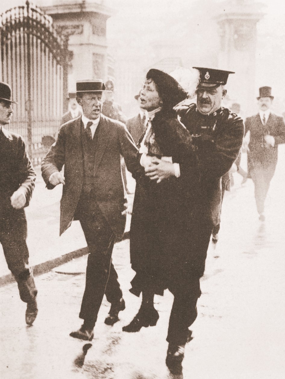 Emmeline Pankhursts arrestering utanför Buckingham Palace, medan hon försökte begära kungen, 21 maj 1914 (sepiafoto) av English Photographer