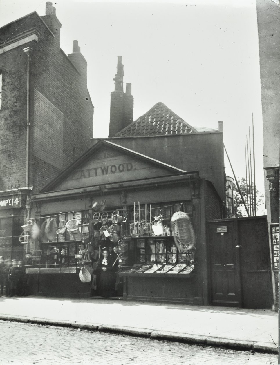 Evelyn Street: vid Deptford High Street, London, 1899 av English Photographer
