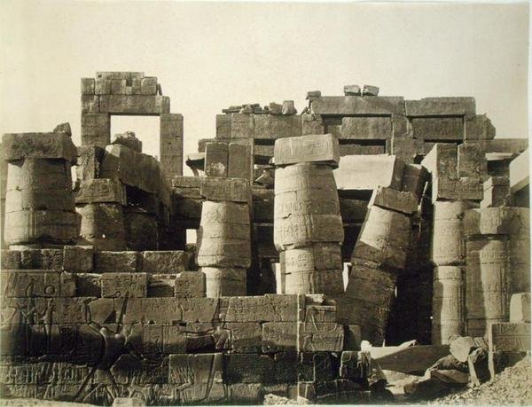 Utvändig vy av hypostylen i det stora templet i Karnak. av English Photographer