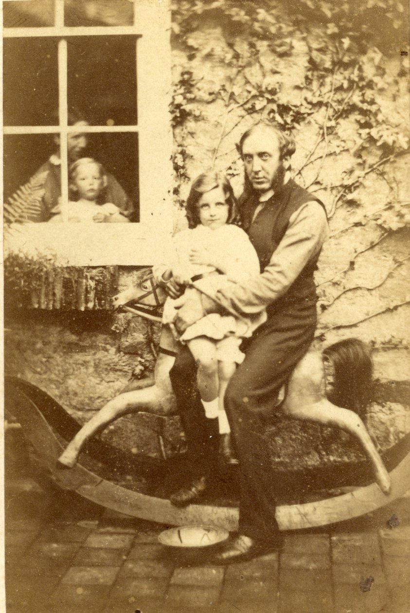 Far och dotter sitter på en gunghäst med bror och mor tittar genom fönstret, 1860-tal (albumintryck) av English Photographer