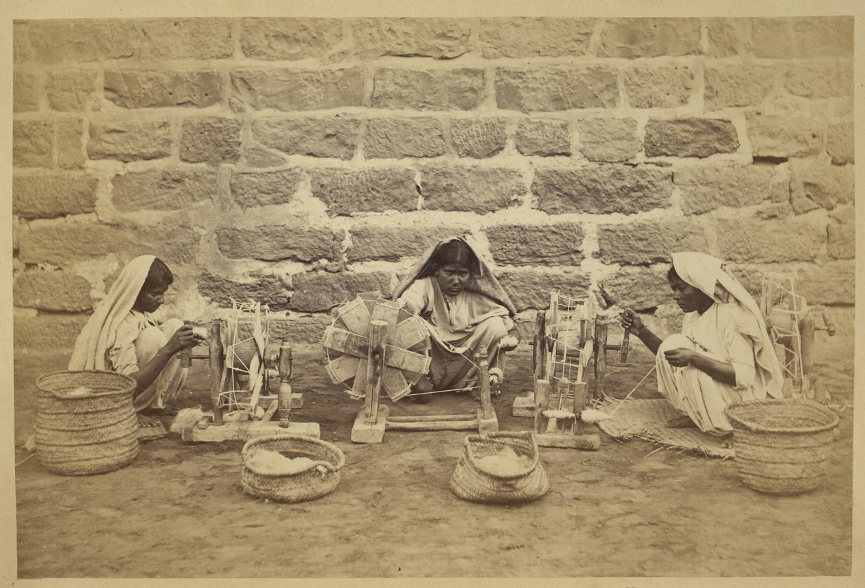 Kvinnliga fångar lindar bomull på snurrande hjul i Karachi fängelse. Fotograf: Michie and Company c. 1873173 mm x 260 mm Archaeological Survey of India Collections: India Office Series (Volume 52). av English Photographer