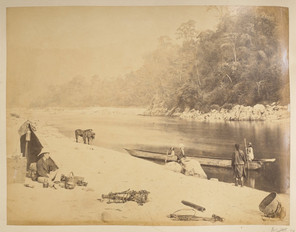 Färja på Teesta, nära Bheerkotee.  Utsikt över Darjeeling. 1870-talet av English Photographer