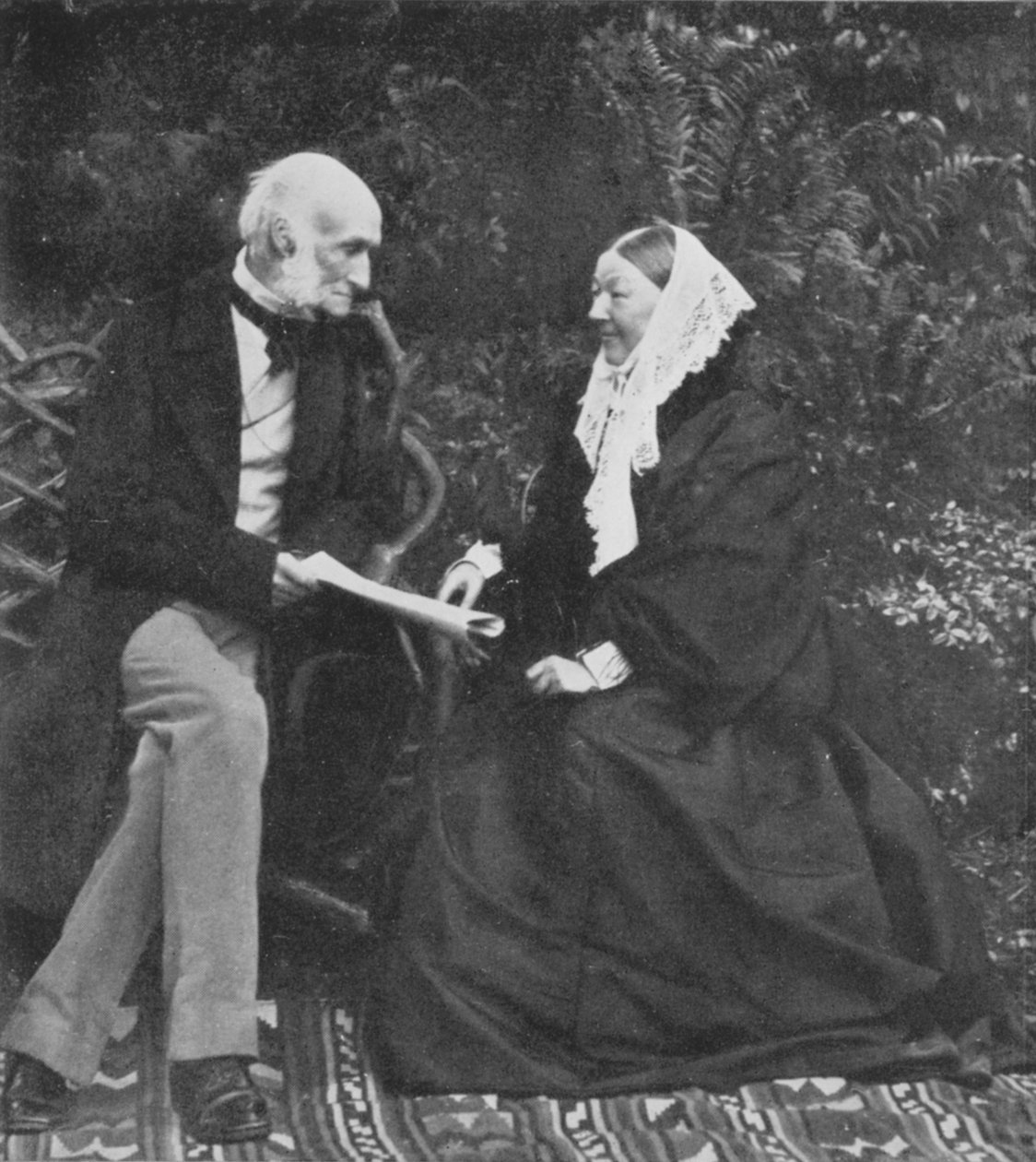 Florence Nightingale och Sir Harry Verney på gräsmattan vid Claydon House, 1889 av English Photographer