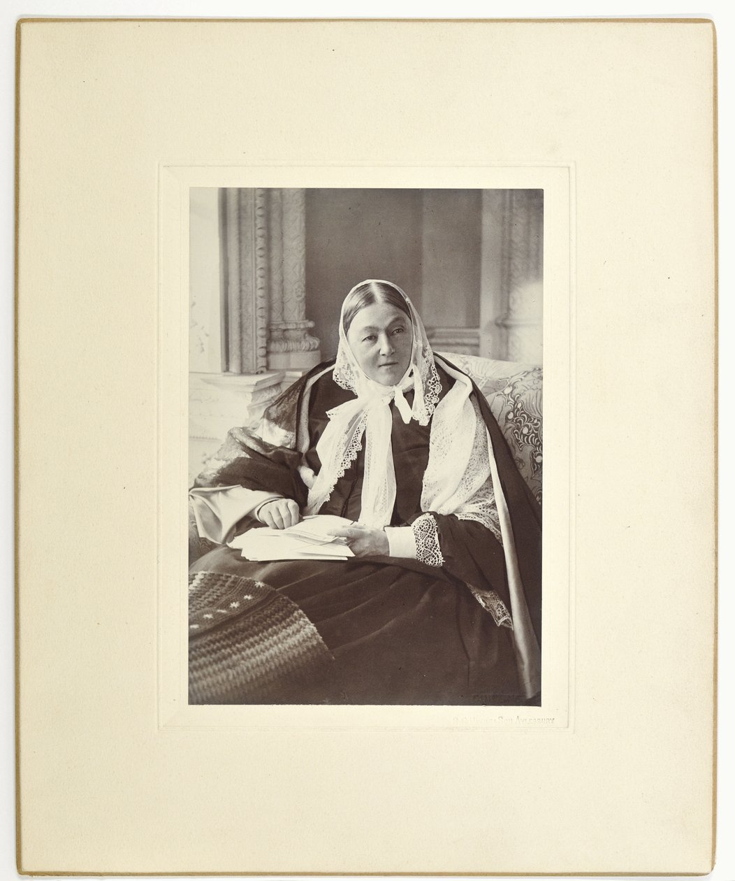 Florence Nightingale, sittande på en soffa i Blue Room på Claydon House, 1891 av English Photographer