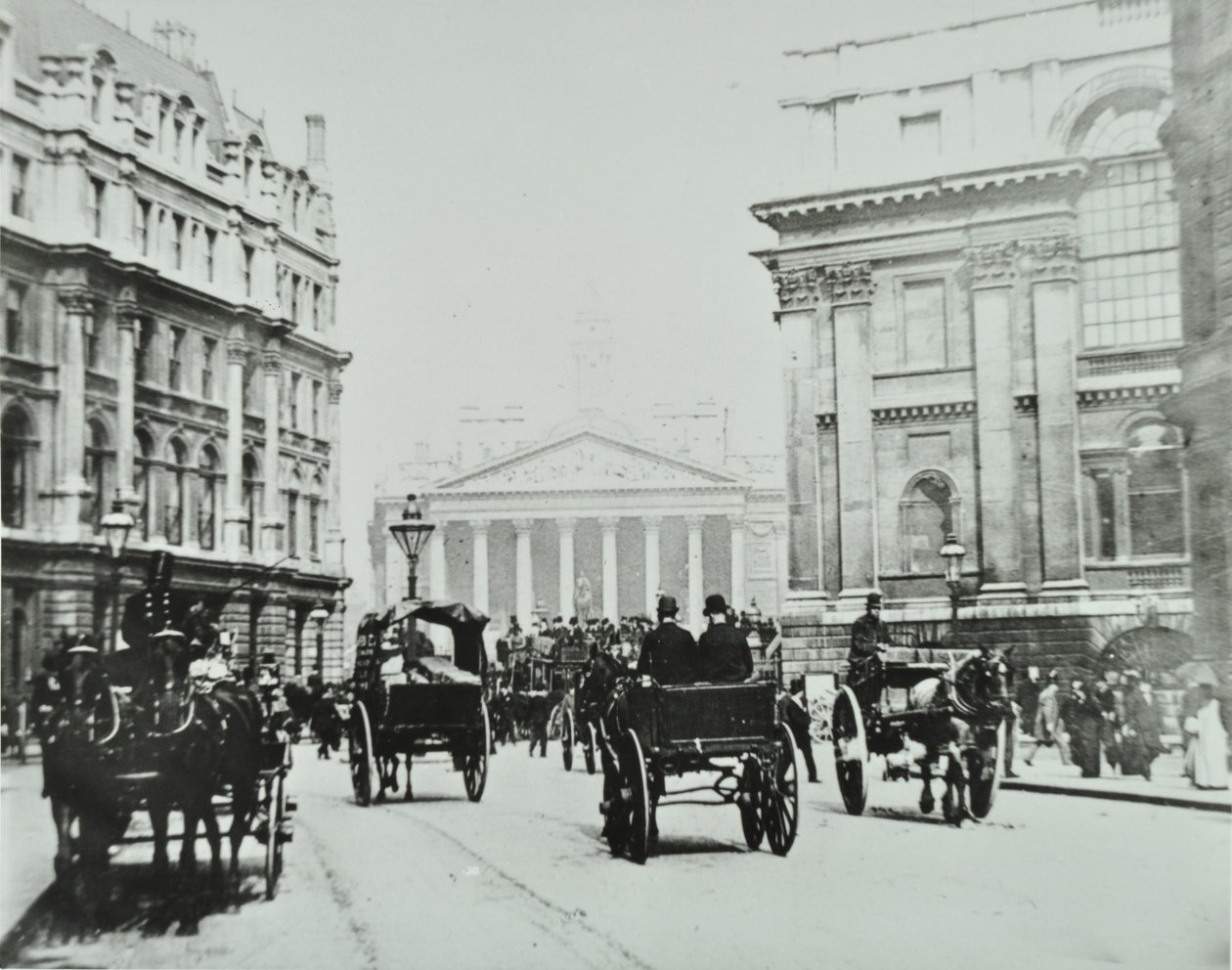 Från Queen Victoria Street till Mansion House Street med Royal Exchange, City of London, 1895 av English Photographer