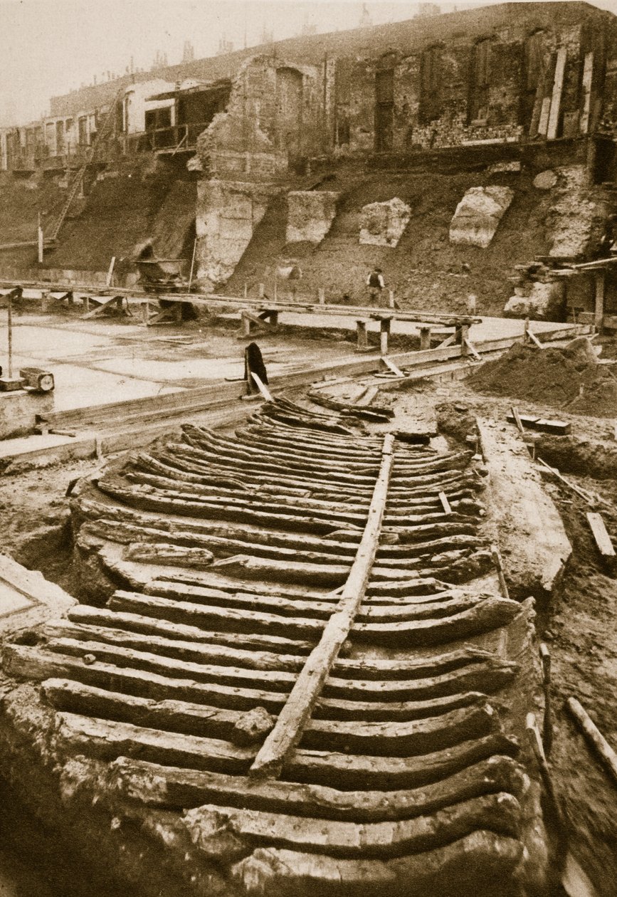 Galley, hittades på platsen för County Hall 1910 (sepiafoto) av English Photographer