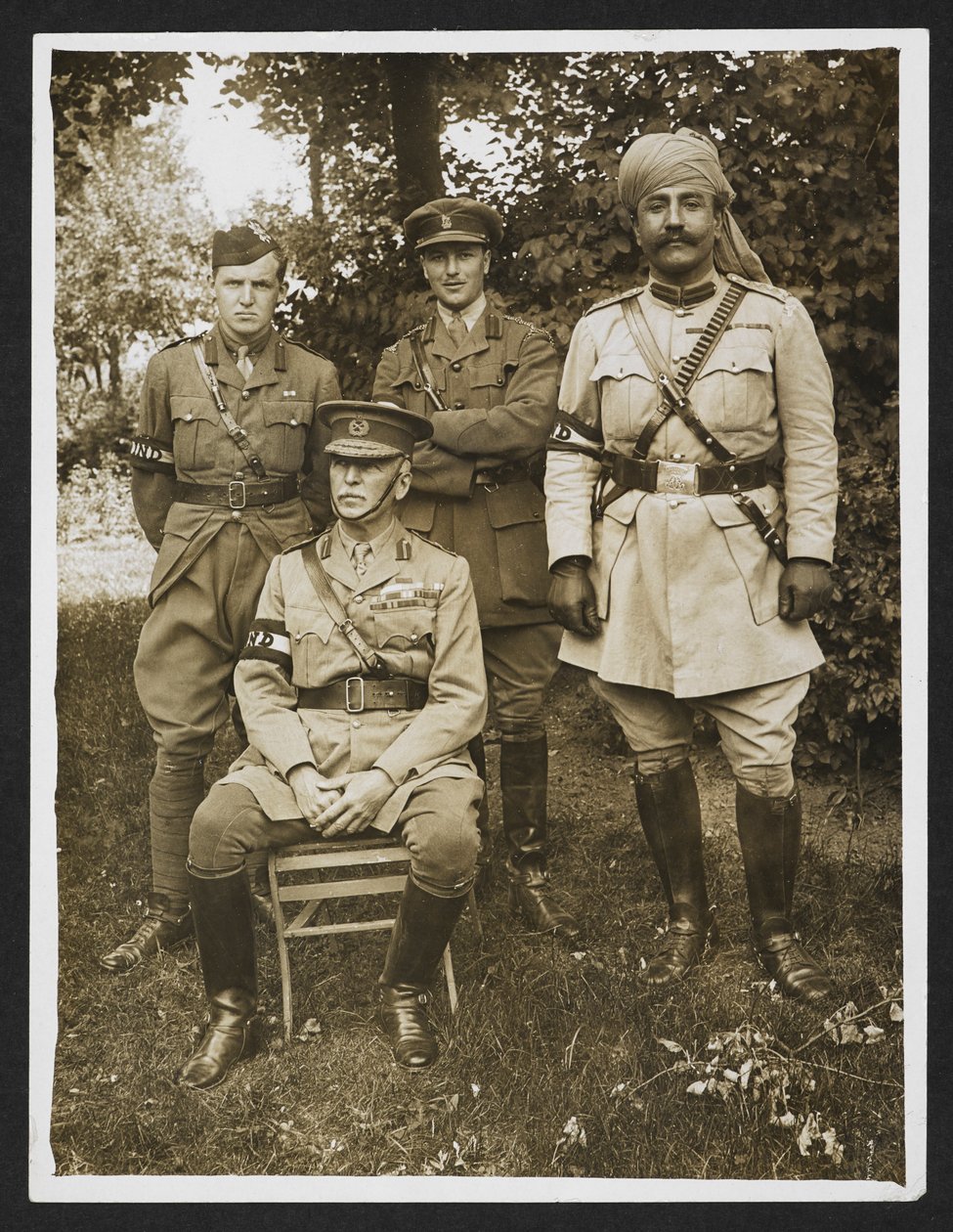 General Sir James Willcocks och hans personliga personal i trädgården vid hans högkvarter [Merville, Frankrike]. 31 juli 1915 (gelatinsilvertryck) av English Photographer