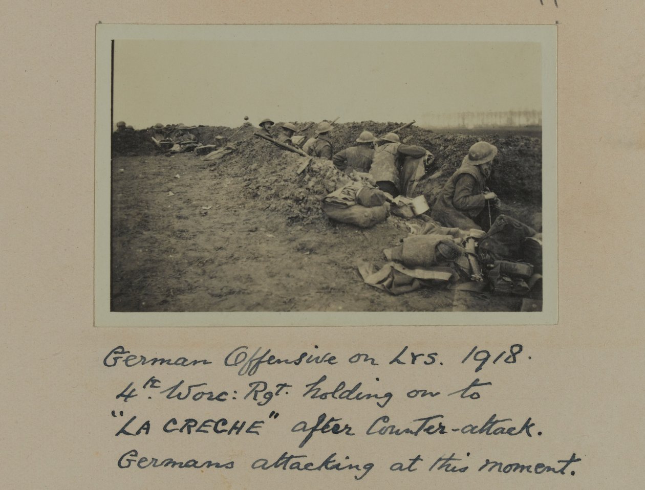 Tysk offensiv på Lys. 1918: 4:a, Worc: Rgt. håller fast vid "La Creche" efter motattack, tyskar attackerar i detta ögonblick av English Photographer