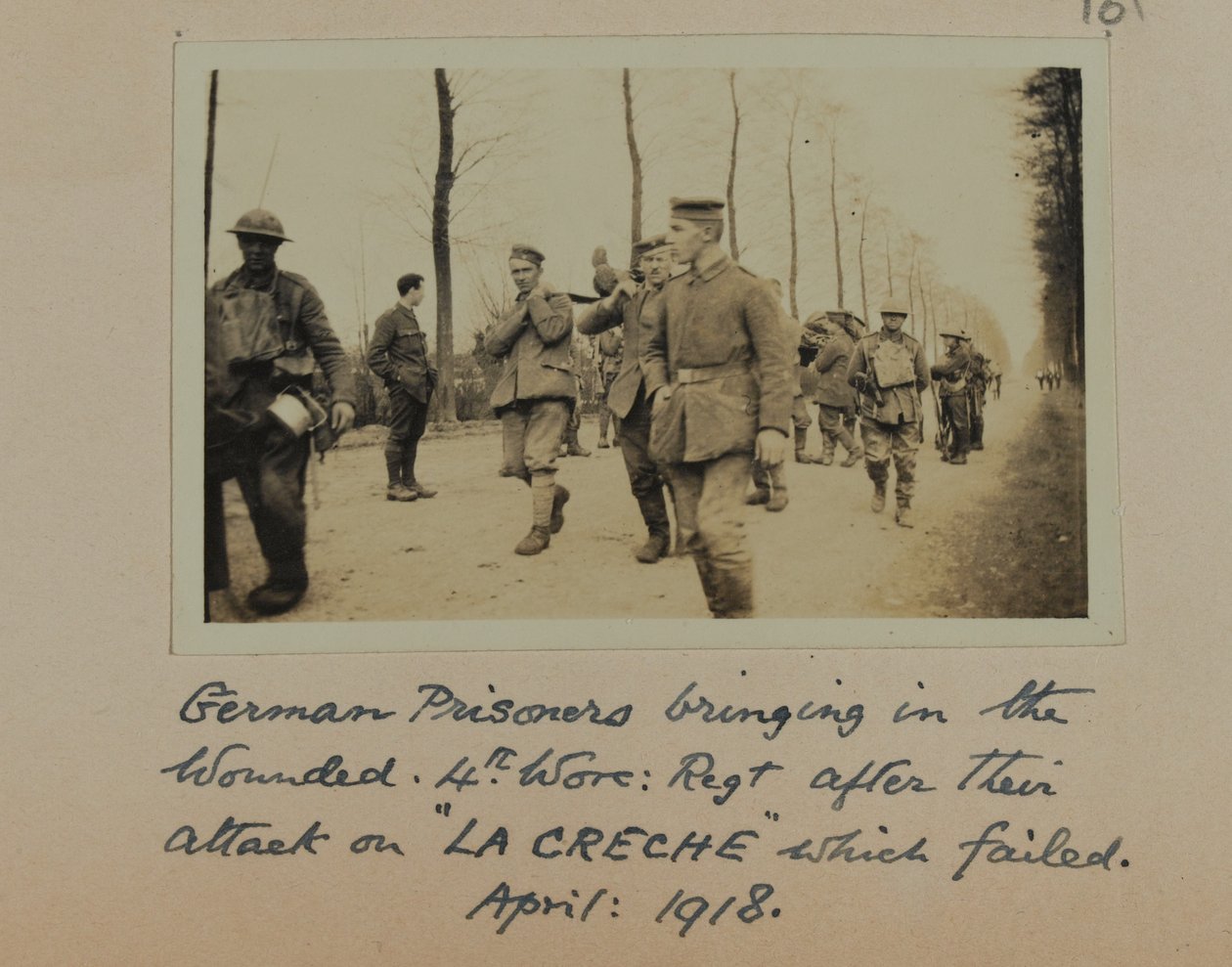 Tyska fångar som för in de sårade, 4:e, Worc: Rgt. efter deras attack mot "La Creche" som misslyckades, april 1918 av English Photographer
