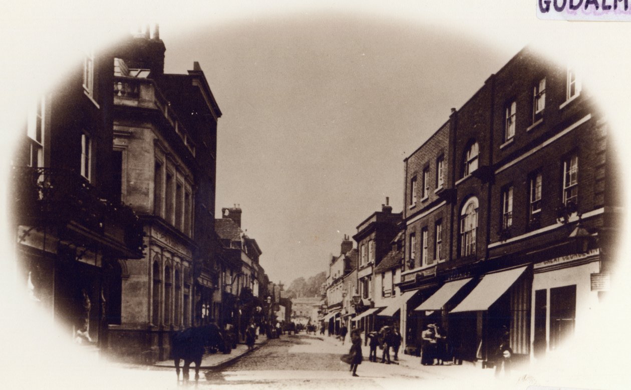 Godalming High Street, Surrey, ca 1900 (sepiafoto) av English Photographer