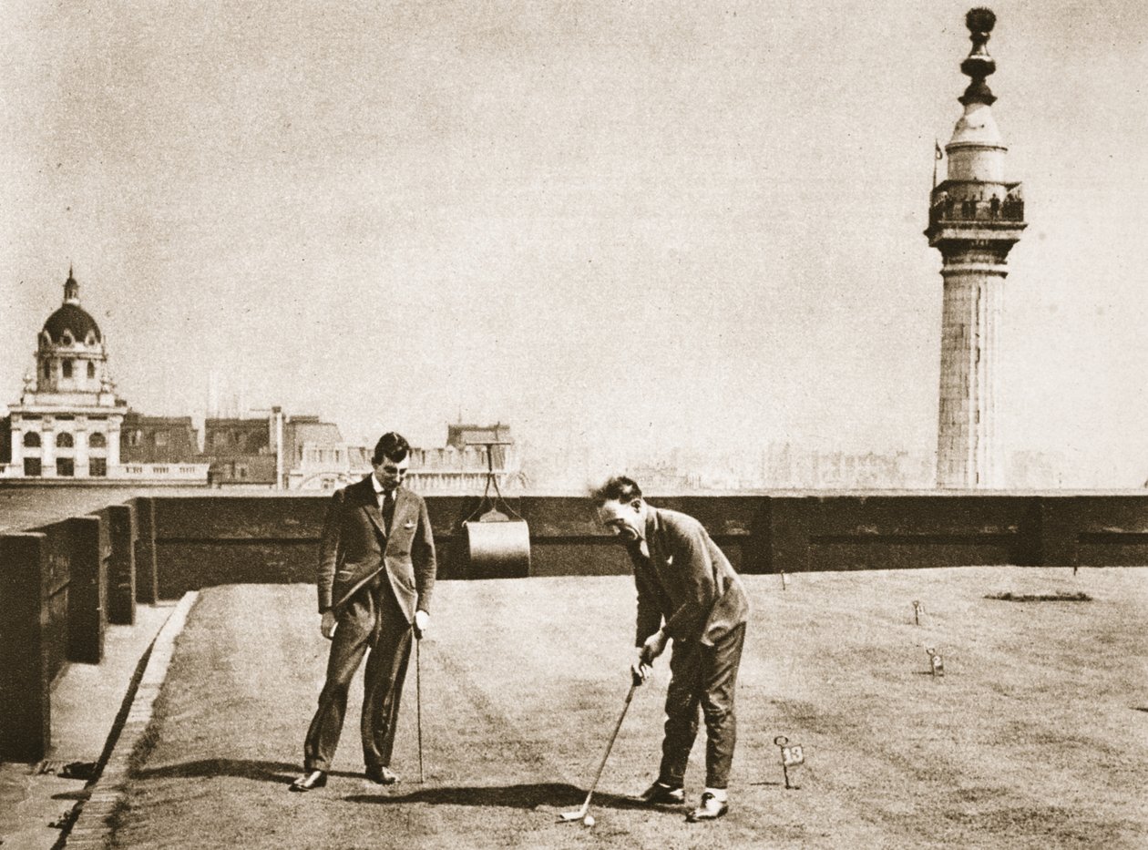 Golfträning för kontorsarbetare på taket av Adelaide House, från Wonderful London, publicerad 1926-27 (fotogravyr) av English Photographer