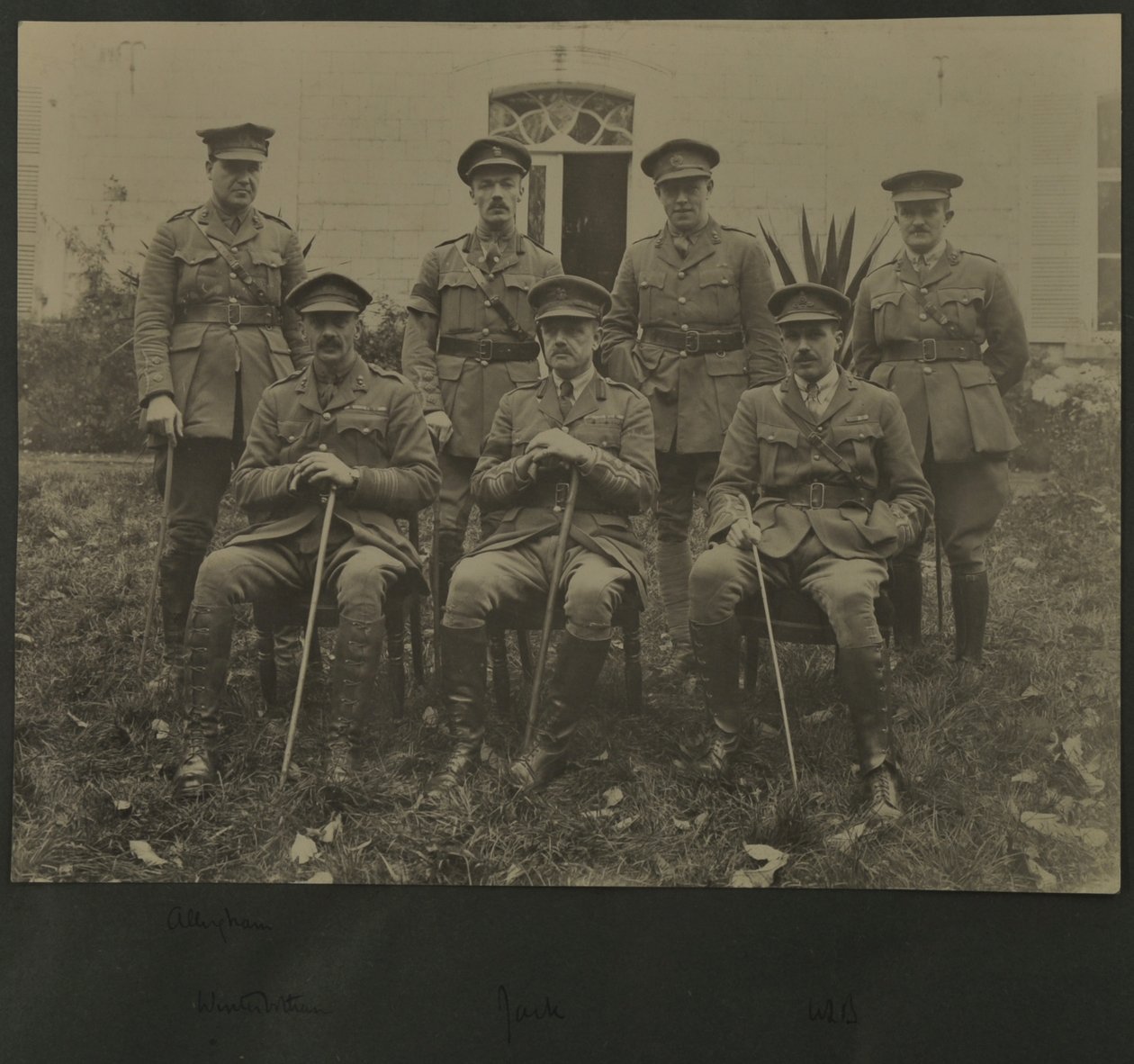 Gruppporträtt av sju män i militäruniform, 1914-18 av English Photographer
