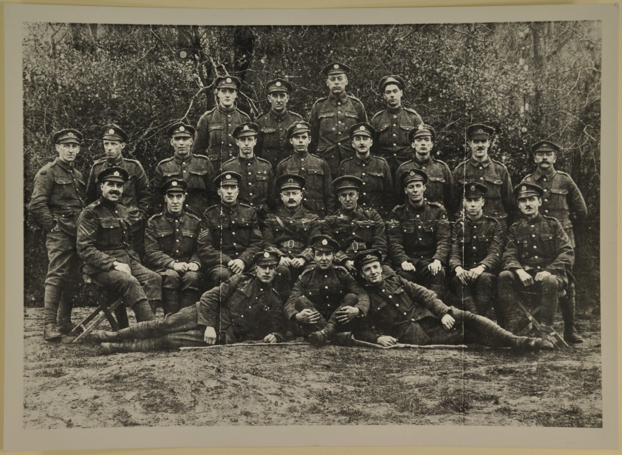 Gruppporträtt, möjligen Leicester Royal Horse Artillery, 1914-15 av English Photographer