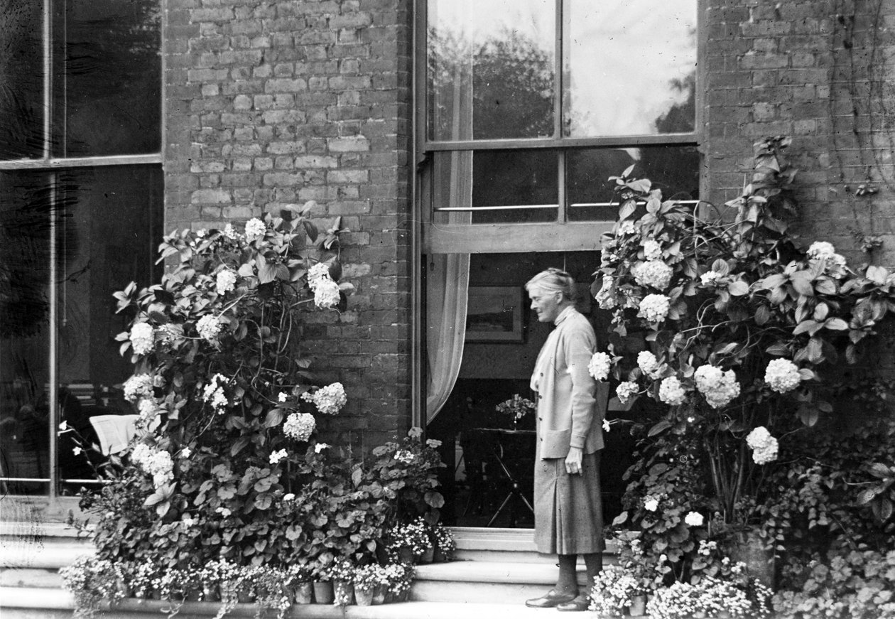 Gulielma Lister i hennes hem, Sycamore House, Leytonstone, c.1930 av English Photographer