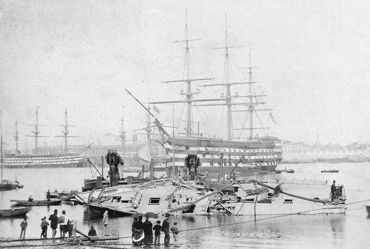 HMS Victory i Portsmouth Harbour, ca 1870 (s/v foto) av English Photographer