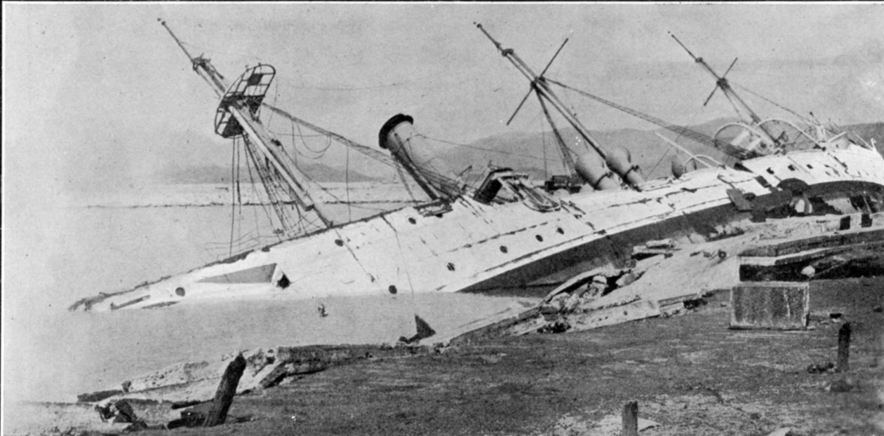 H.M Sloop Phoenix Driven iland av Hong Kong Typhoon, illustration från The Graphic, 27 oktober 1906 av English Photographer