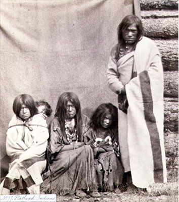 Hathead Indians, fotograferad av Royal Engineers på den 49:e parallellen (sepiafoto) av English Photographer